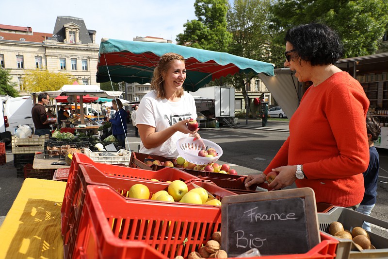 Marché sur la place Albert Thomas